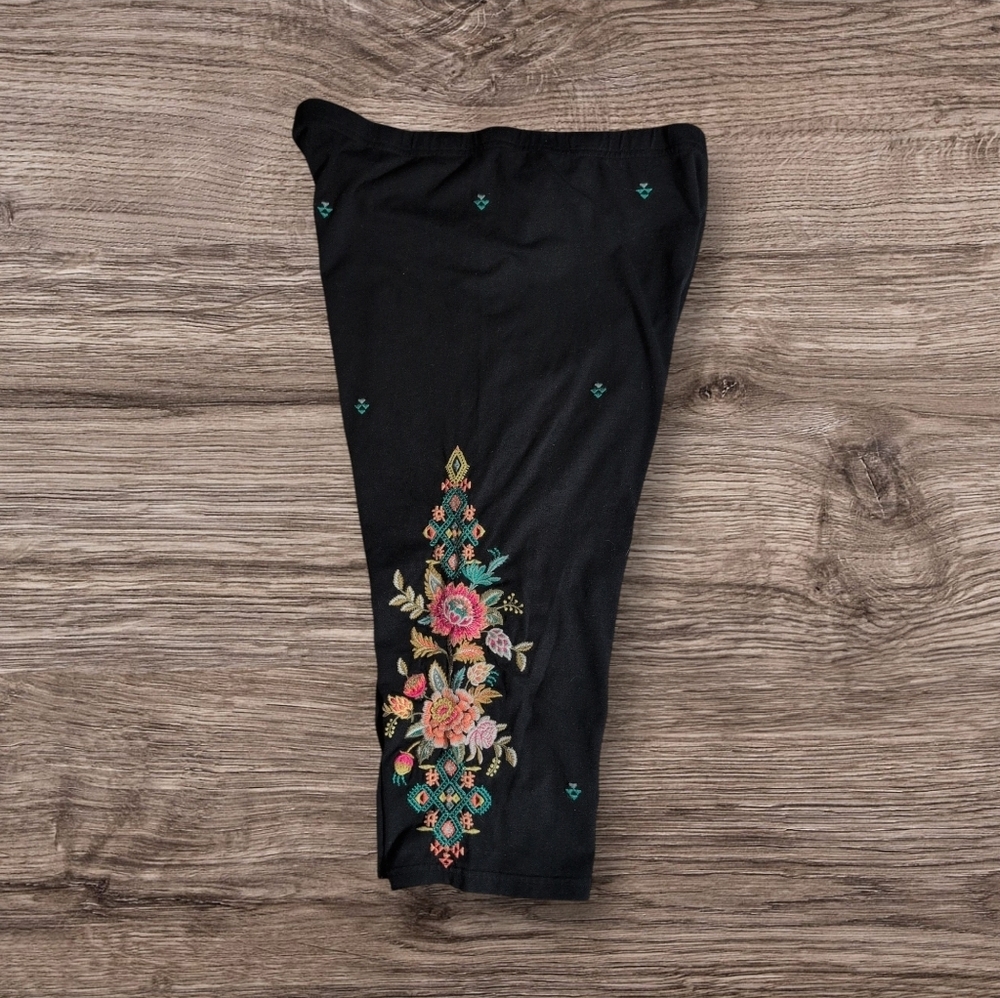 Johnny Was JW Los Angeles Embroidered Cropped Legging - Picture 2 of 3